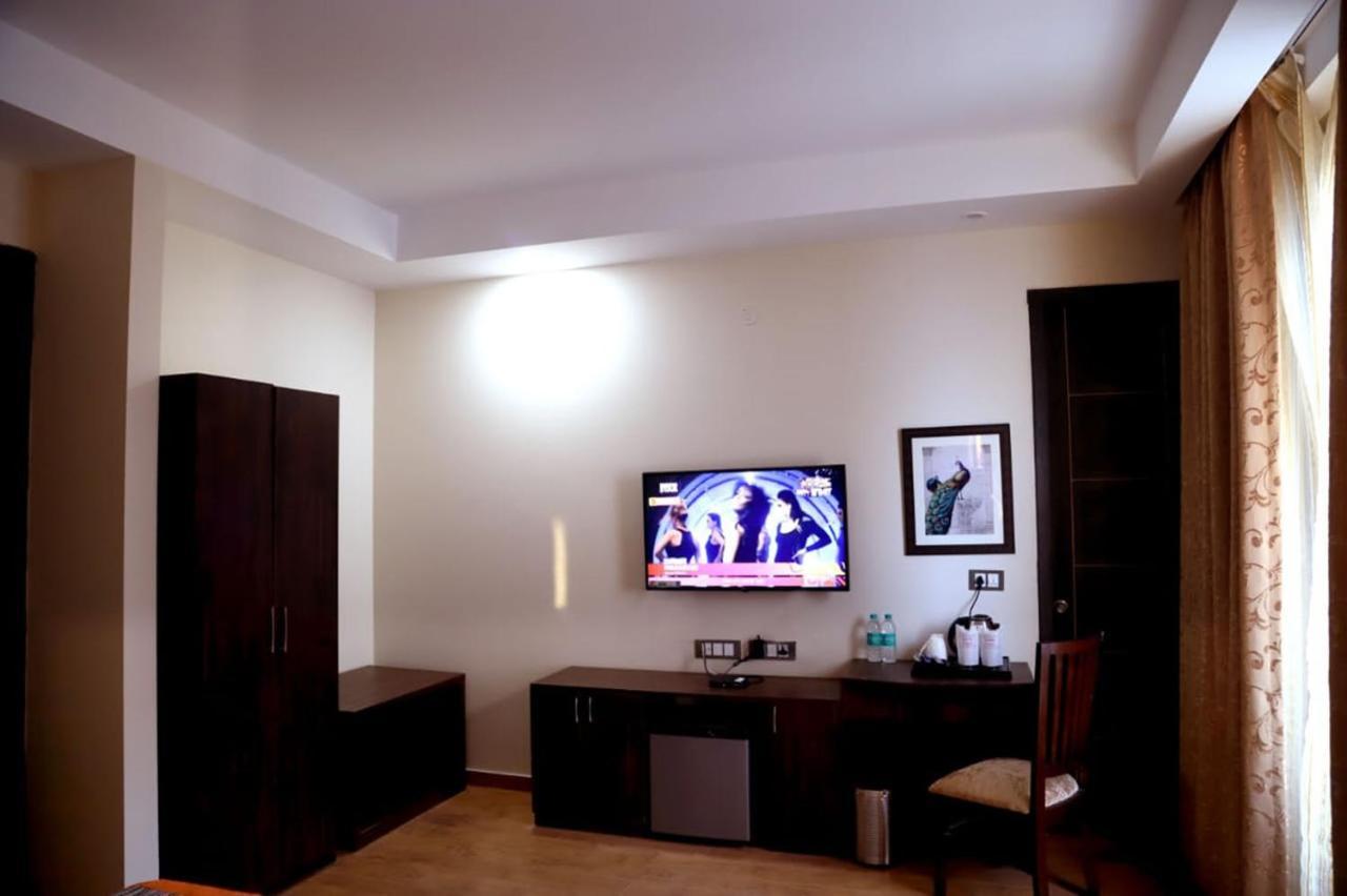 Country Inn Hotels & Resorts วรินดาวัน ภายนอก รูปภาพ
