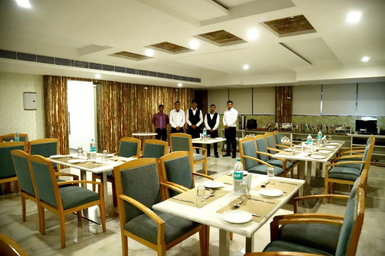 Country Inn Hotels & Resorts วรินดาวัน ภายนอก รูปภาพ