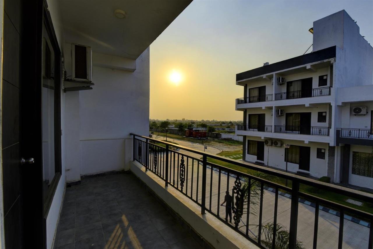 Country Inn Hotels & Resorts วรินดาวัน ภายนอก รูปภาพ