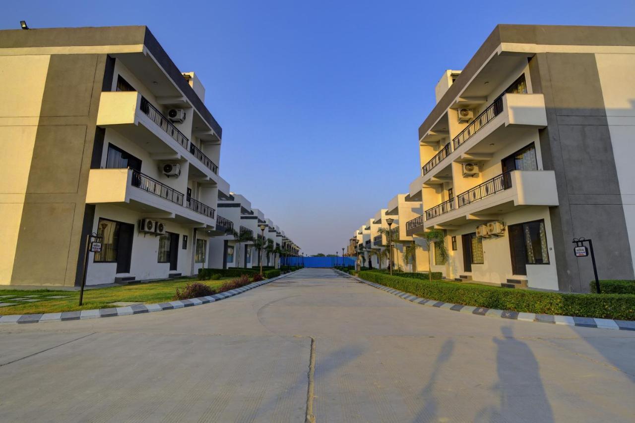 Country Inn Hotels & Resorts วรินดาวัน ภายนอก รูปภาพ