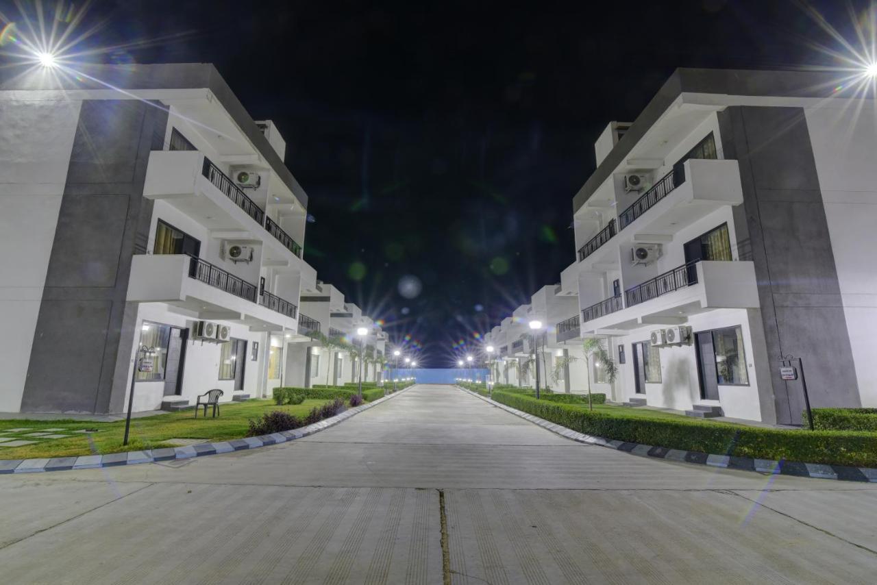 Country Inn Hotels & Resorts วรินดาวัน ภายนอก รูปภาพ